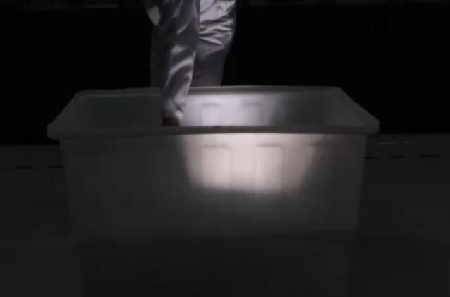 整燈浸泡水中實(shí)驗(yàn)