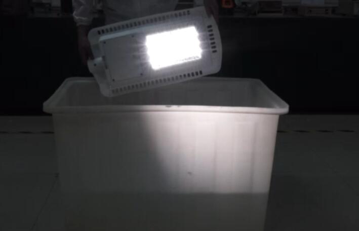 整燈浸泡水實(shí)驗(yàn)